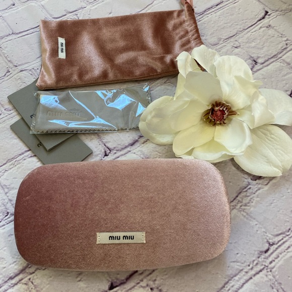 Yves St. Laurent sunglasses and Mui Mui case holder - Picture 7 of 11